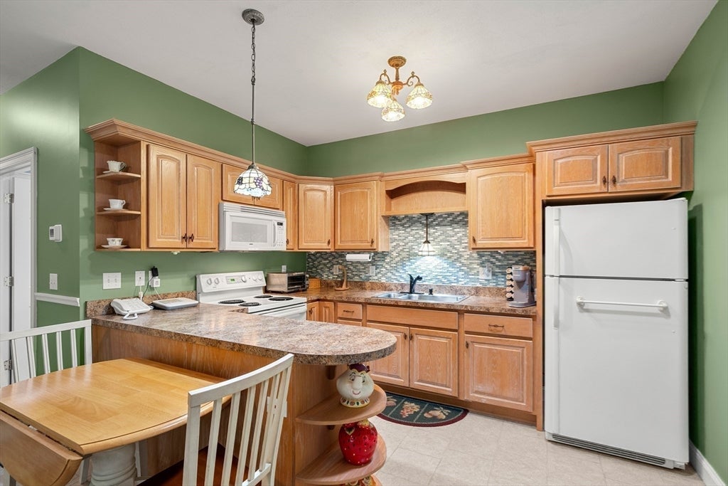 6 Evergreen Drive, Plaistow, NH Photo #11