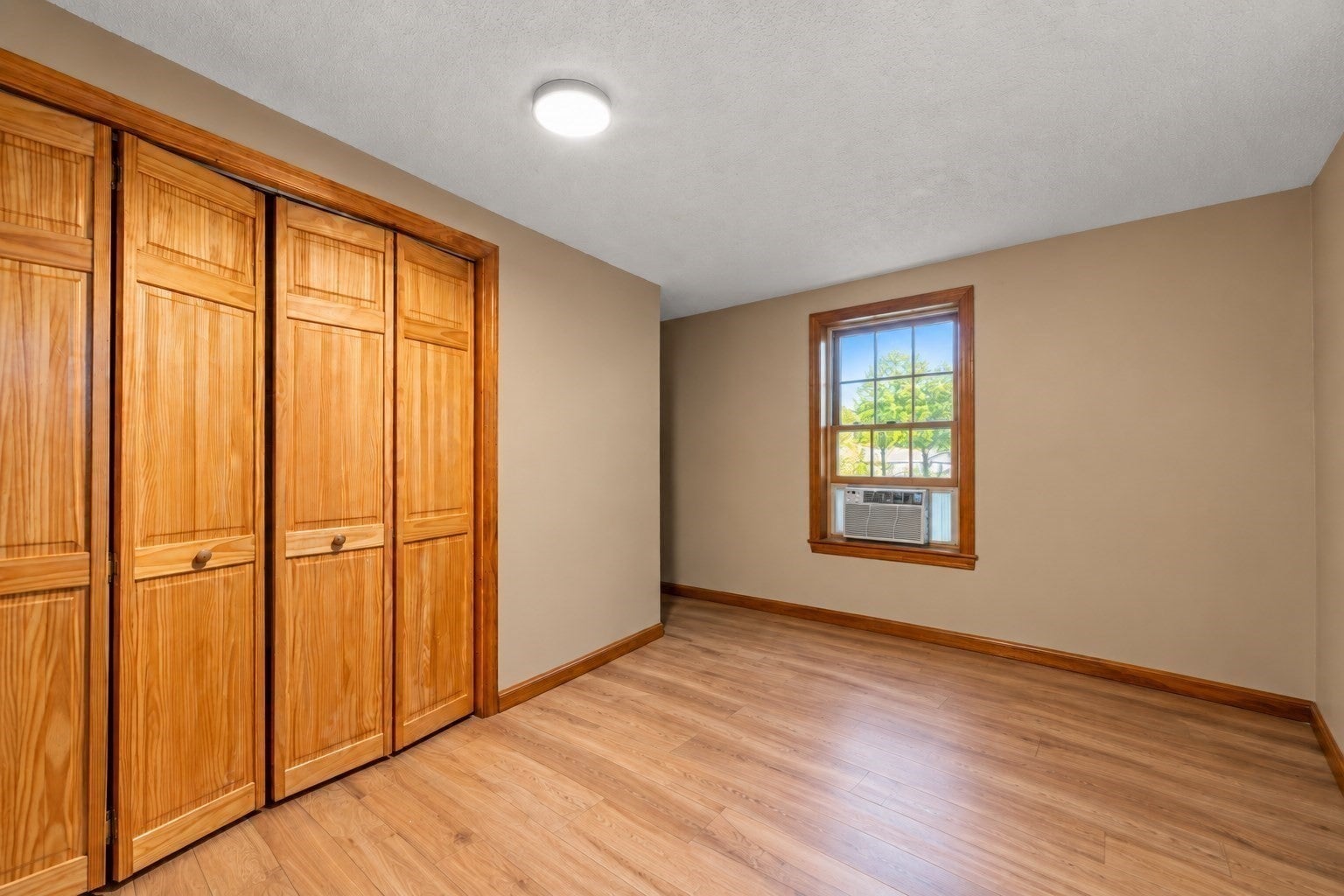 57 Ruskin St, Chicopee, MA Photo #11