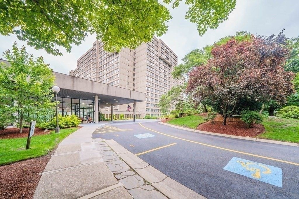 250 Hammond Pond Parkway 609S