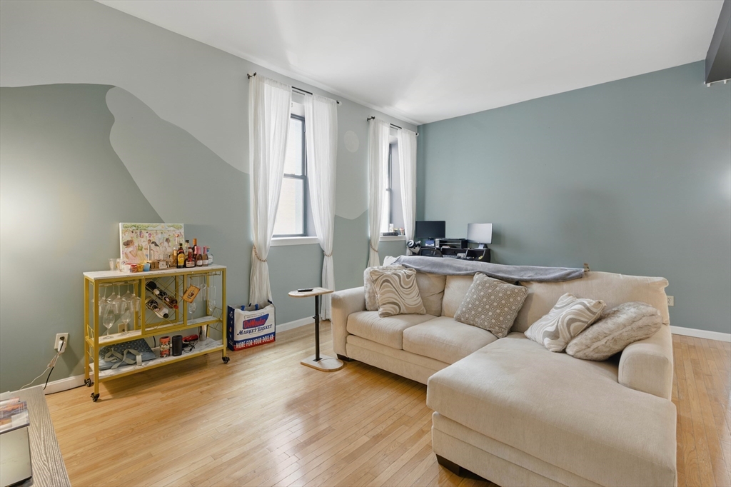 170 Oxford St 402