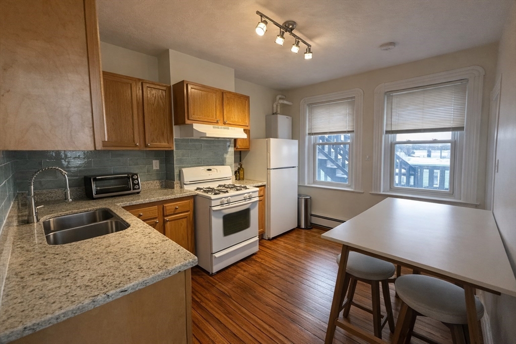 Click for 1056 Cambridge St #4R, Cambridge, MA slideshow