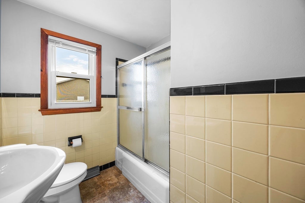 71 Dayton St, Chicopee, MA Photo #11