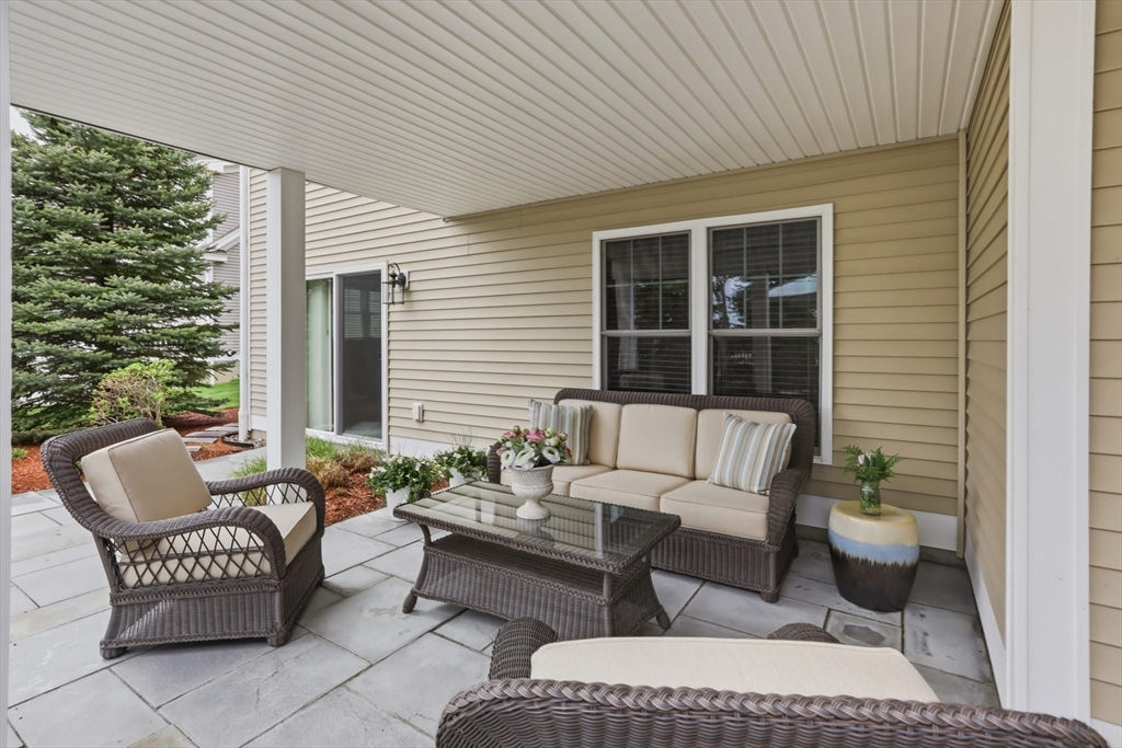 47 Winship Dr, Stoneham, MA Photo #6