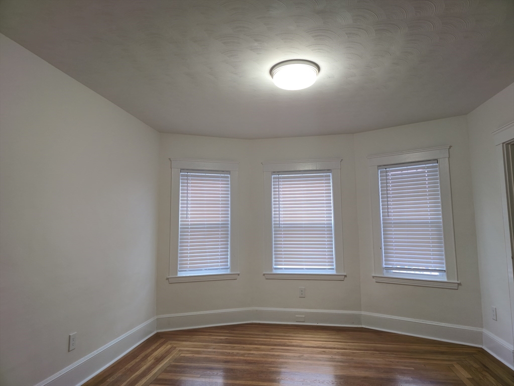 Click for 105 Fuller St #1, Boston, MA slideshow