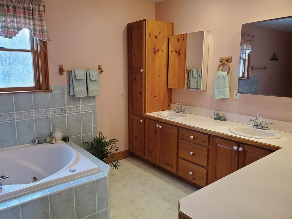 64 Arch St, Westborough, MA, 01581, USA, 6 Bedrooms Bedrooms, ,3 BathroomsBathrooms,Residential,Active,64 Arch St,73538321