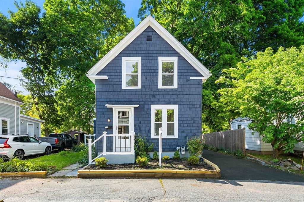 Click for 11 Central ST, Merrimac, MA slideshow Click for 11 Central ST, Merrimac, MA slideshow