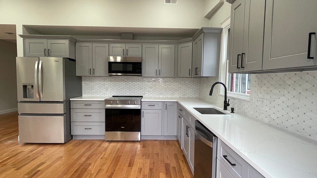 Photo of 16 Putnam St, Somerville, MA