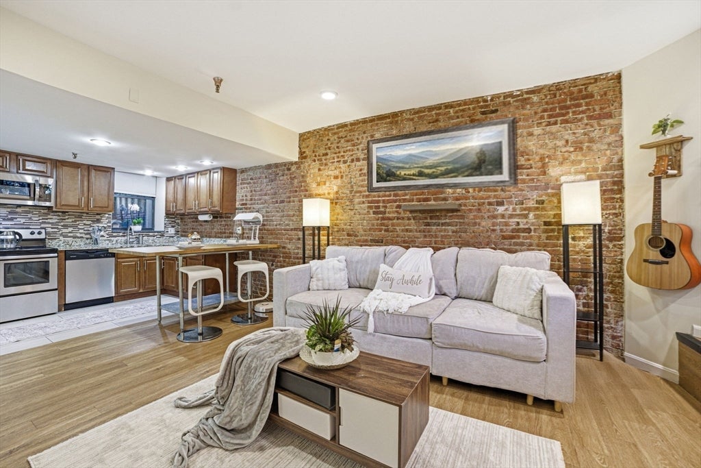 39 Hemenway St 27, Boston MA 02115