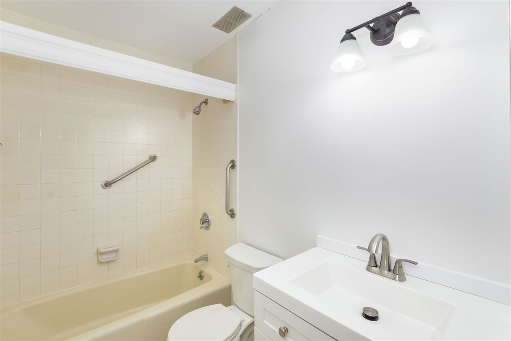 Dennis, Massachusetts 02638, United States, 3 Bedrooms Bedrooms, ,2 BathroomsBathrooms,Residential,Pending,42501