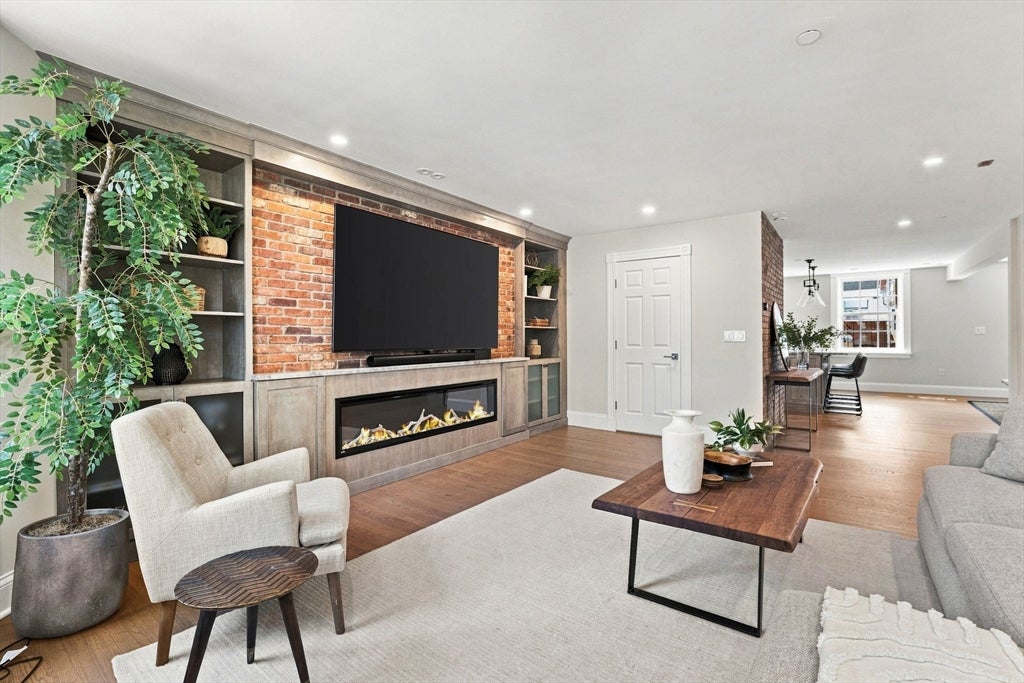 31 Bowdoin St 4