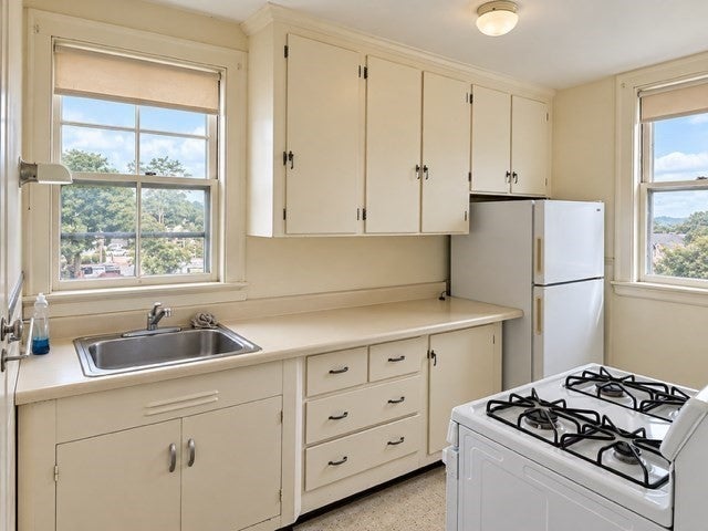 2-4 Saunders St, Salem, MA Photo #25