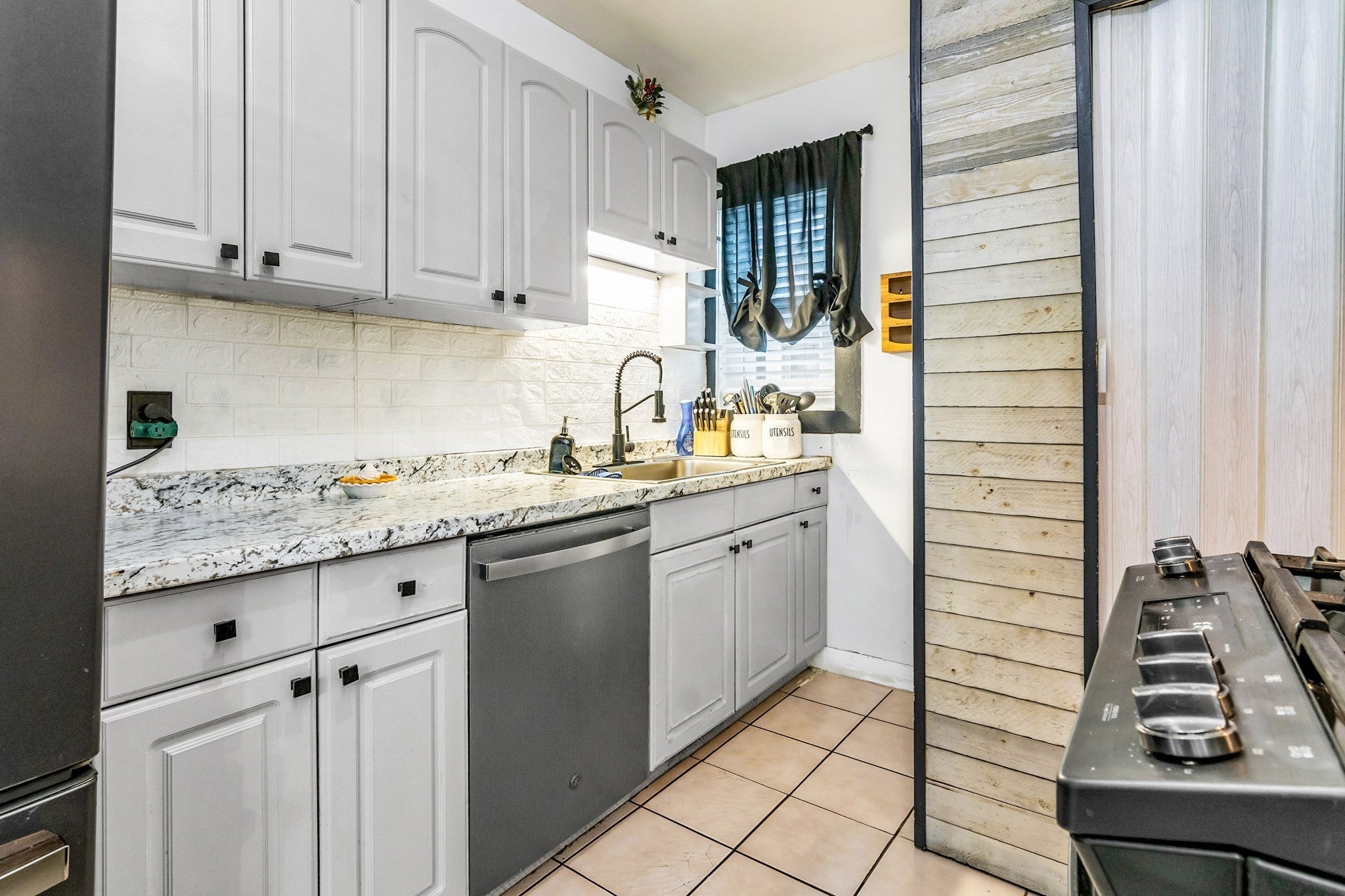 215 Ferry St, Lawrence, MA Photo #17