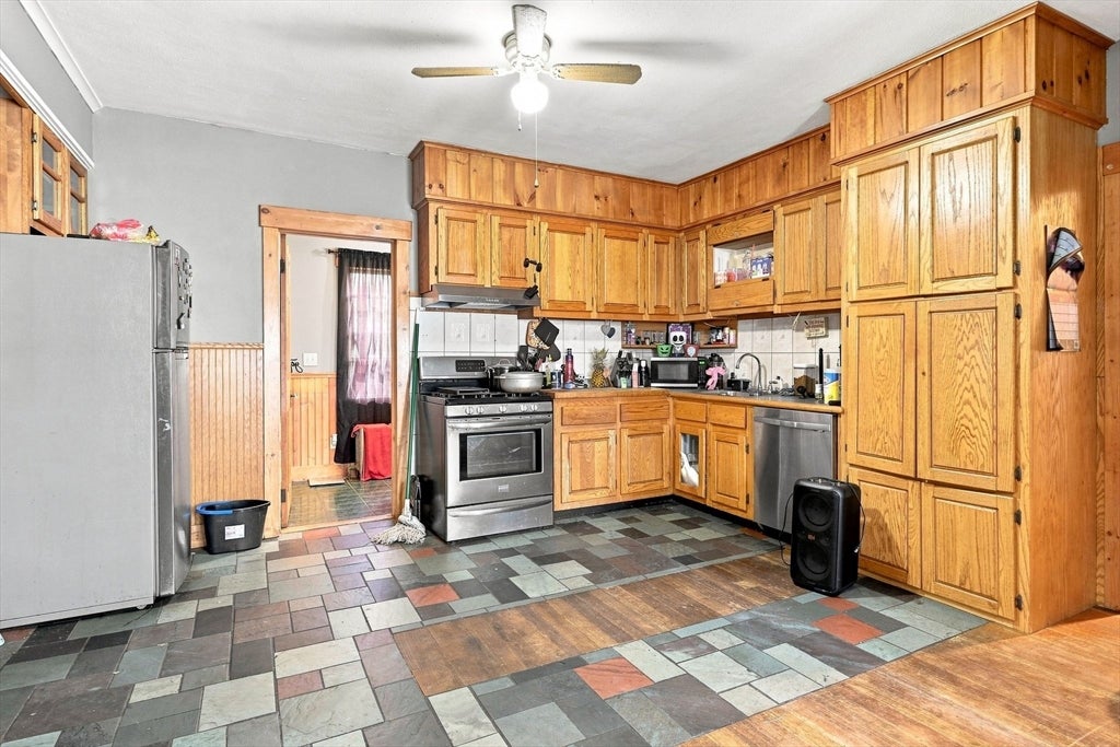 14 Perrault ST, Chicopee, MA Photo #12