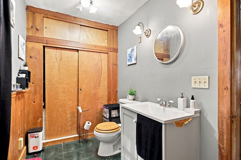 14 Perrault ST, Chicopee, MA Photo #16