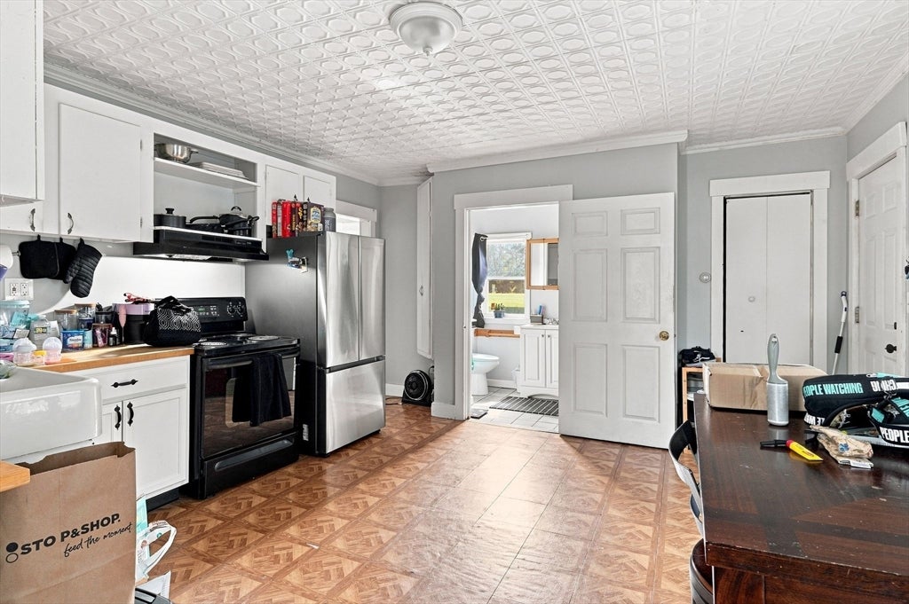 14 Perrault ST, Chicopee, MA Photo #24