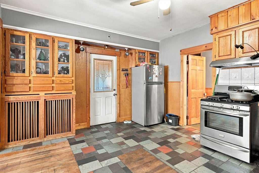14 Perrault ST, Chicopee, MA Photo #13