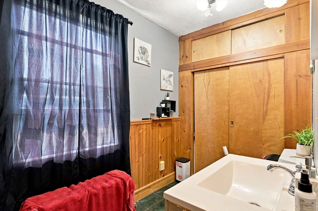 14 Perrault ST, Chicopee, MA Photo #15