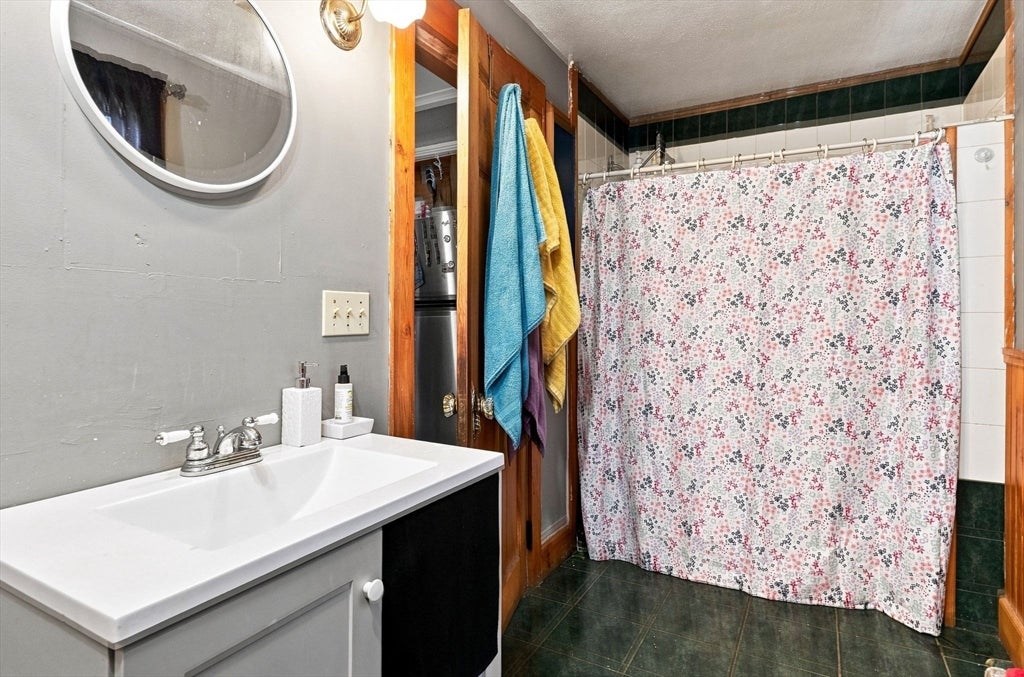 14 Perrault ST, Chicopee, MA Photo #17