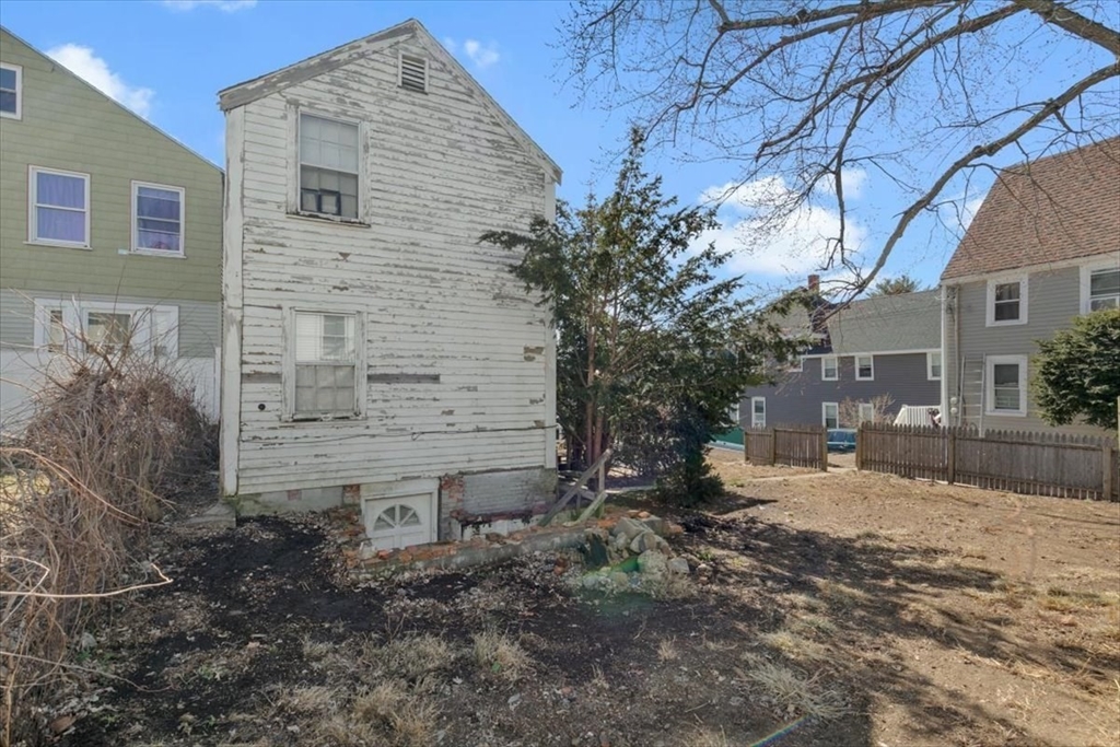 Haverhill, Massachusetts 01830, United States, 5 Bedrooms Bedrooms, ,4 BathroomsBathrooms,Residential,Contingent,88884