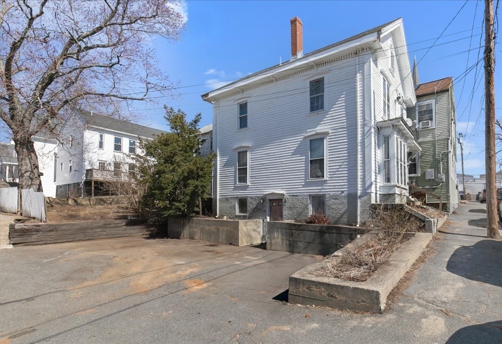 Haverhill, Massachusetts 01830, United States, 5 Bedrooms Bedrooms, ,4 BathroomsBathrooms,Residential,Contingent,88884