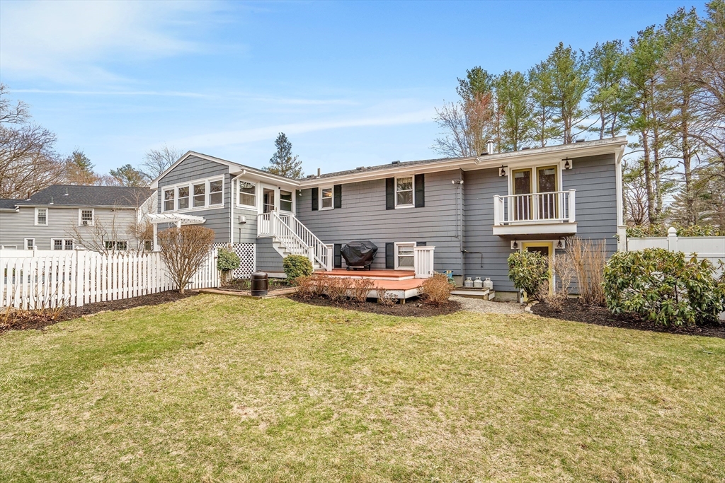 Holliston, Massachusetts 01746, United States, 4 Bedrooms Bedrooms, ,2 BathroomsBathrooms,Residential,Pending,130063