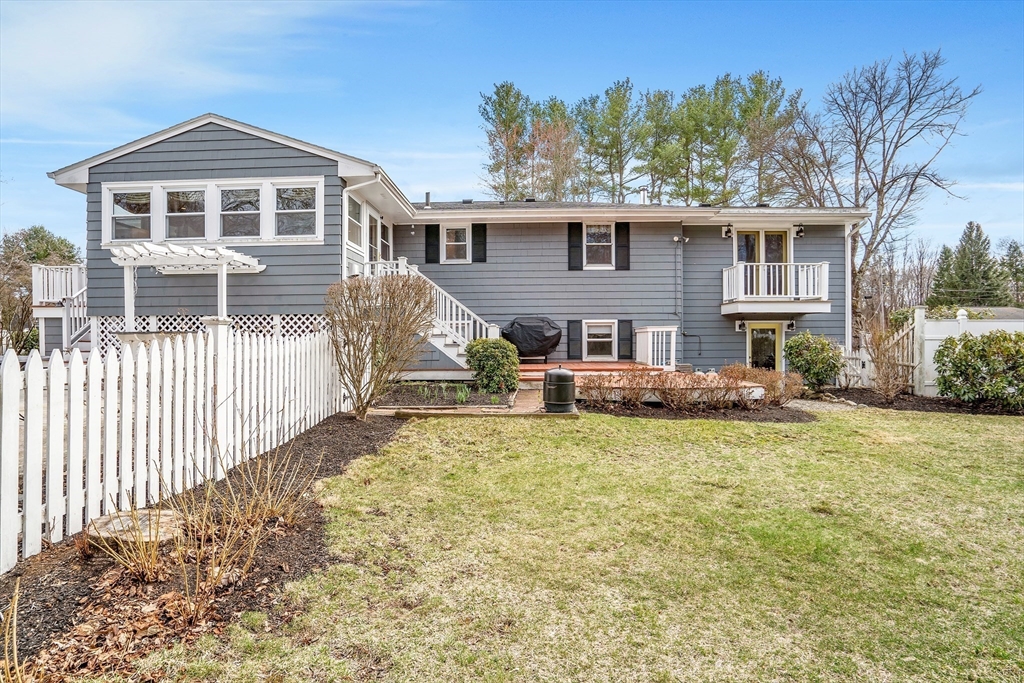 Holliston, Massachusetts 01746, United States, 4 Bedrooms Bedrooms, ,2 BathroomsBathrooms,Residential,Pending,130063