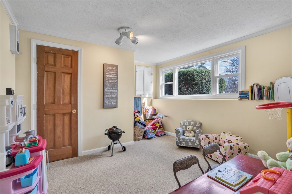 Holliston, Massachusetts 01746, United States, 4 Bedrooms Bedrooms, ,2 BathroomsBathrooms,Residential,Pending,130063