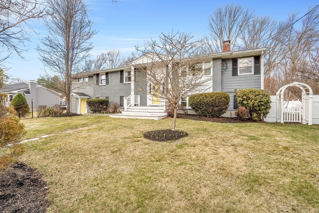 Holliston, Massachusetts 01746, United States, 4 Bedrooms Bedrooms, ,2 BathroomsBathrooms,Residential,Pending,130063