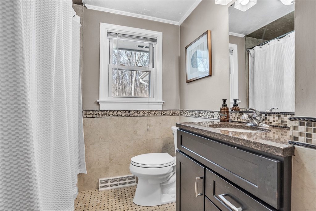 Holliston, Massachusetts 01746, United States, 4 Bedrooms Bedrooms, ,2 BathroomsBathrooms,Residential,Pending,130063