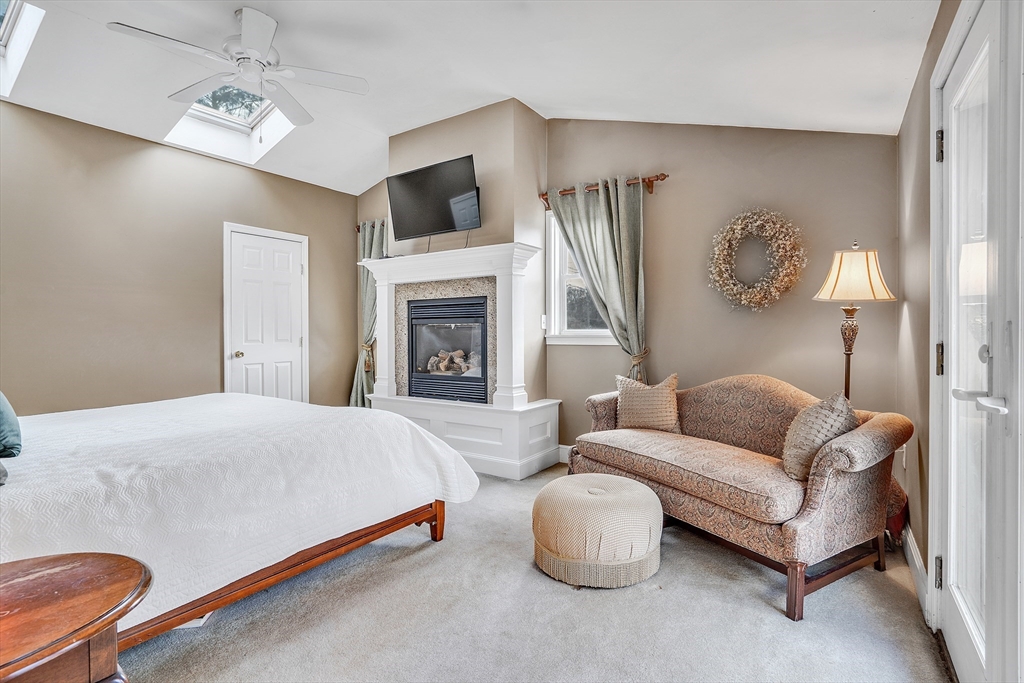 Holliston, Massachusetts 01746, United States, 4 Bedrooms Bedrooms, ,2 BathroomsBathrooms,Residential,Pending,130063