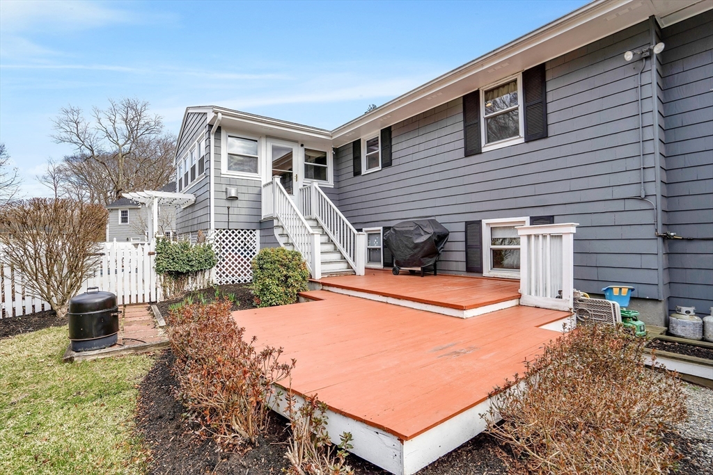 Holliston, Massachusetts 01746, United States, 4 Bedrooms Bedrooms, ,2 BathroomsBathrooms,Residential,Pending,130063