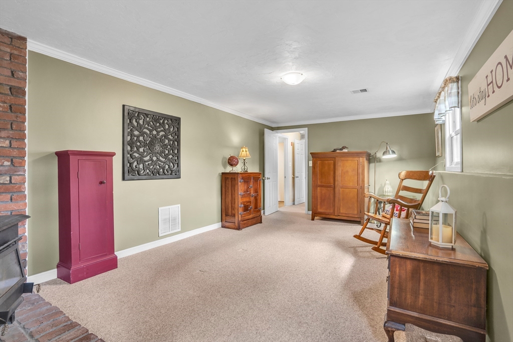 Holliston, Massachusetts 01746, United States, 4 Bedrooms Bedrooms, ,2 BathroomsBathrooms,Residential,Pending,130063