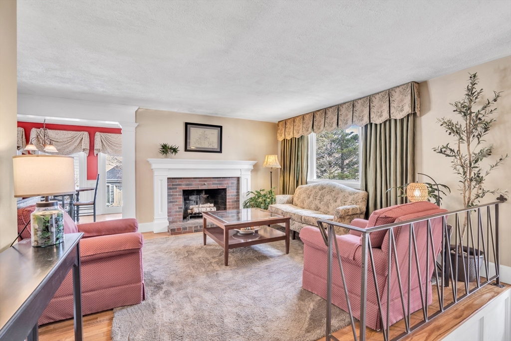 Holliston, Massachusetts 01746, United States, 4 Bedrooms Bedrooms, ,2 BathroomsBathrooms,Residential,Pending,130063