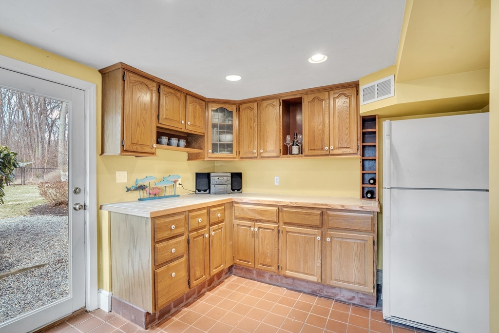 Holliston, Massachusetts 01746, United States, 4 Bedrooms Bedrooms, ,2 BathroomsBathrooms,Residential,Pending,130063