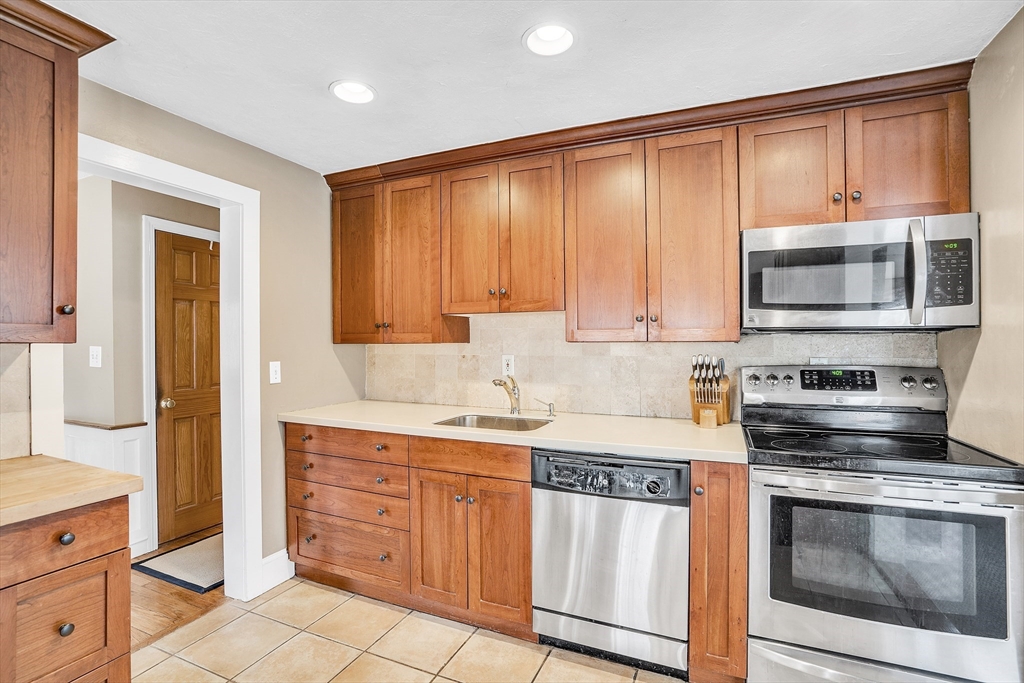 Holliston, Massachusetts 01746, United States, 4 Bedrooms Bedrooms, ,2 BathroomsBathrooms,Residential,Pending,130063