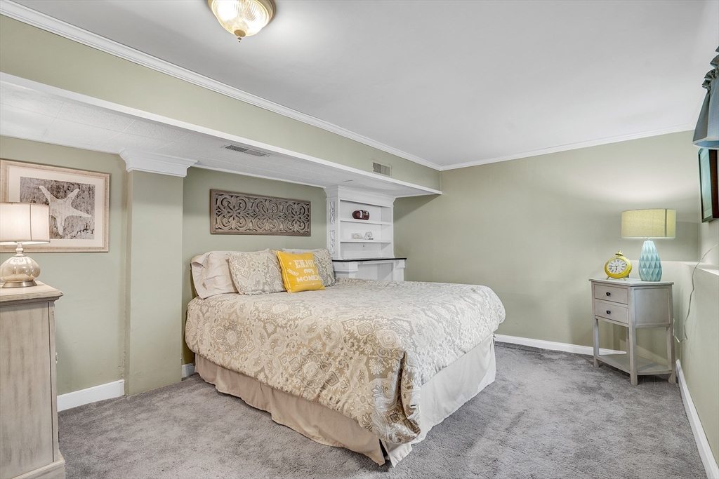 Holliston, Massachusetts 01746, United States, 4 Bedrooms Bedrooms, ,2 BathroomsBathrooms,Residential,Pending,130063