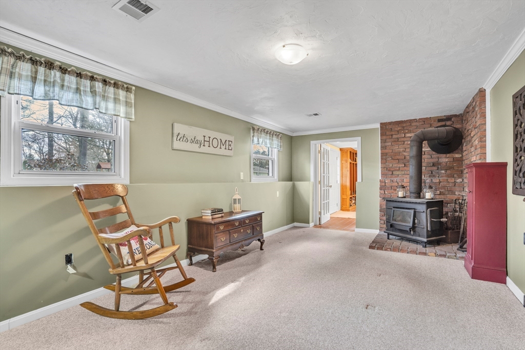 Holliston, Massachusetts 01746, United States, 4 Bedrooms Bedrooms, ,2 BathroomsBathrooms,Residential,Pending,130063