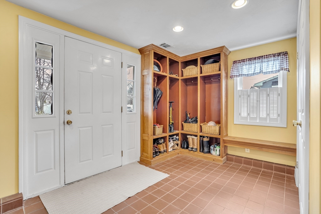 Holliston, Massachusetts 01746, United States, 4 Bedrooms Bedrooms, ,2 BathroomsBathrooms,Residential,Pending,130063