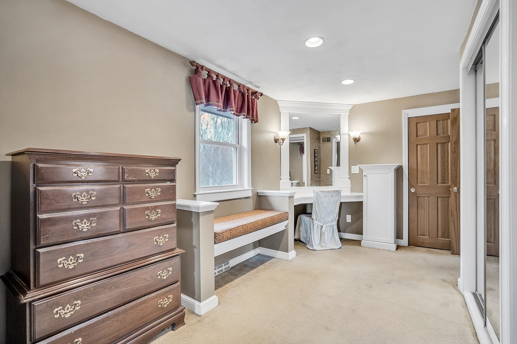 Holliston, Massachusetts 01746, United States, 4 Bedrooms Bedrooms, ,2 BathroomsBathrooms,Residential,Pending,130063