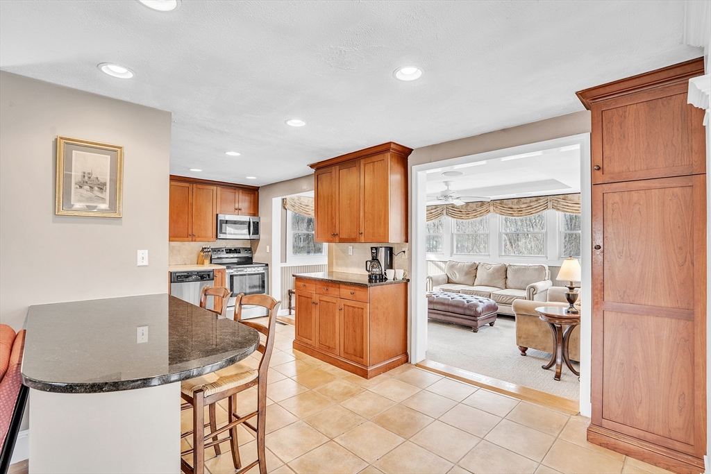 Holliston, Massachusetts 01746, United States, 4 Bedrooms Bedrooms, ,2 BathroomsBathrooms,Residential,Pending,130063