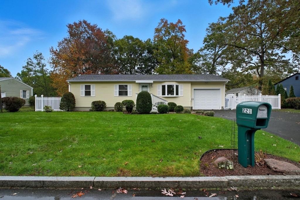 221 Glenoak Dr