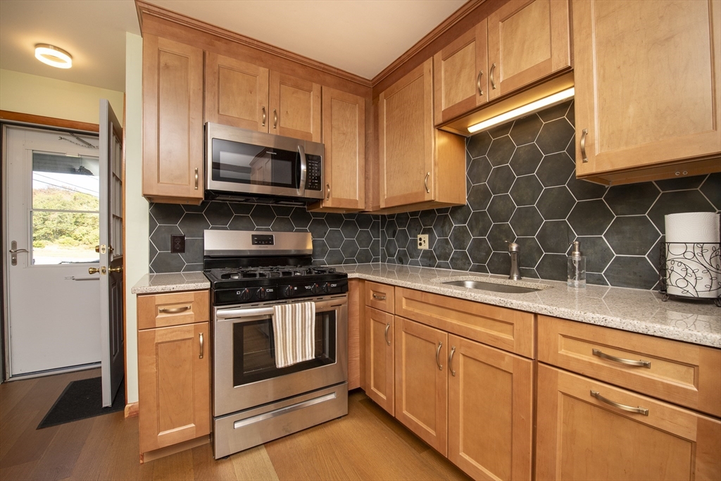 6 Meadowbrook Ln