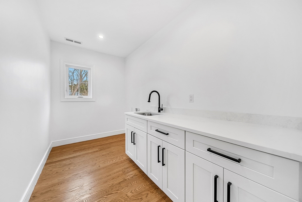 Natick, Massachusetts 01760, United States, 6 Bedrooms Bedrooms, ,6 BathroomsBathrooms,Residential,Active,245743