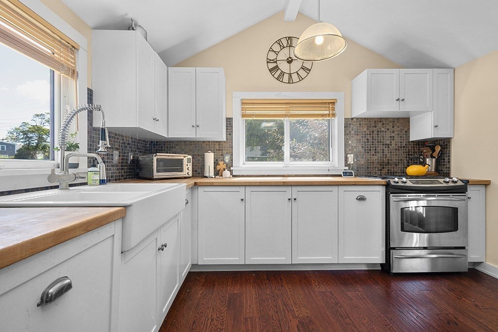 6 Pine St, Medfield, MA Photo #4