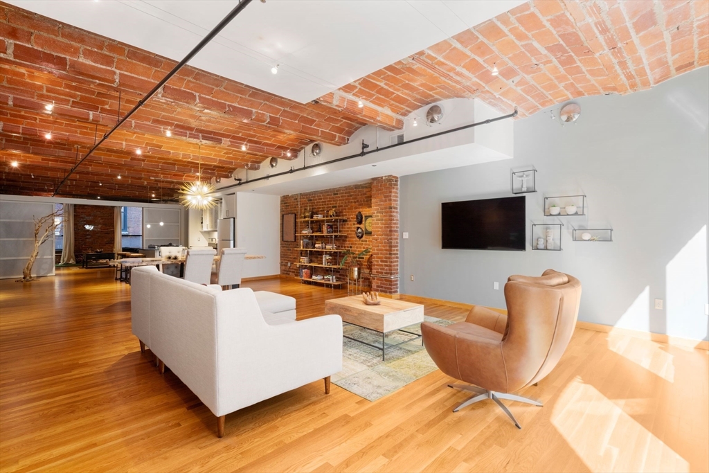 121-123 Beach St 303