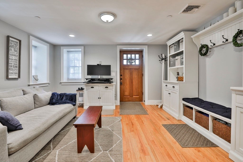 104 High St # F, Newburyport, MA, 01950, USA, 2 Bedrooms Bedrooms, ,2 BathroomsBathrooms,Condo,Contingent,104 High St # F,73540793