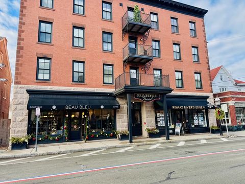 423 Hope 21U Bristol RI 02809