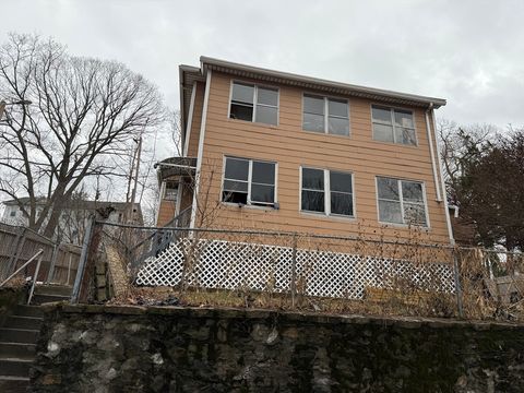 4 Maxwell Ct Worcester MA 01607