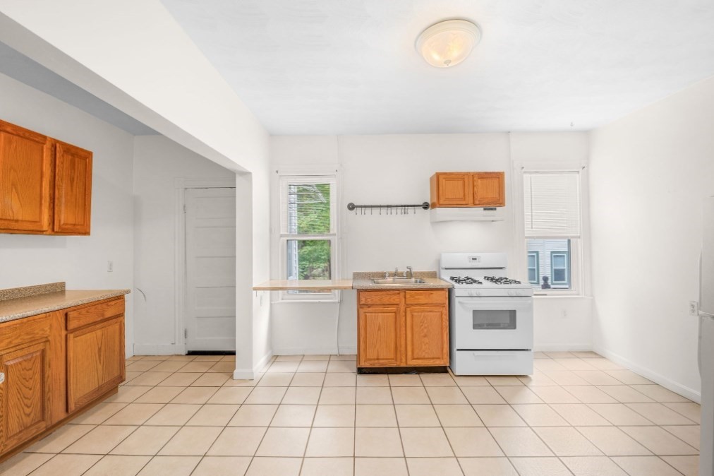 Somerville, Massachusetts 02144, United States, 3 Bedrooms Bedrooms, ,1 BathroomBathrooms,Residential,Active,245409