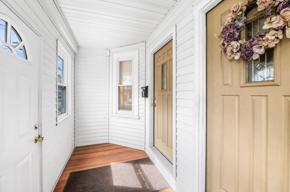 Somerville, Massachusetts 02144, United States, 3 Bedrooms Bedrooms, ,1 BathroomBathrooms,Residential,Active,245409